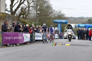 The breakaway on top of the côte de Saint Fiacre (469x)