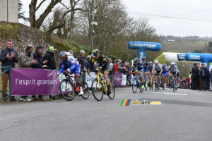 Le peloton arrive au sommet de la côte de Saint Fiacre (815x)