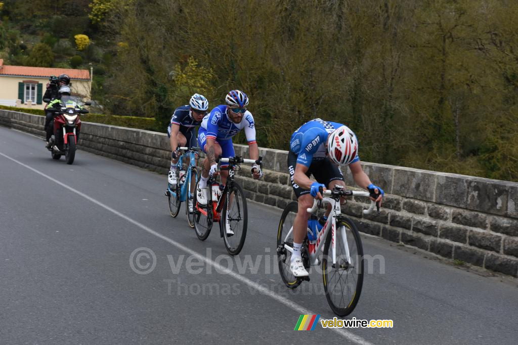 L'échappée sur le pont à la sortie de La Haye Fouassière