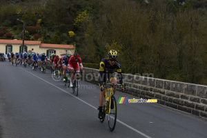 Le peloton sur le pont à la sortie de La Haye Fouassière (570x)