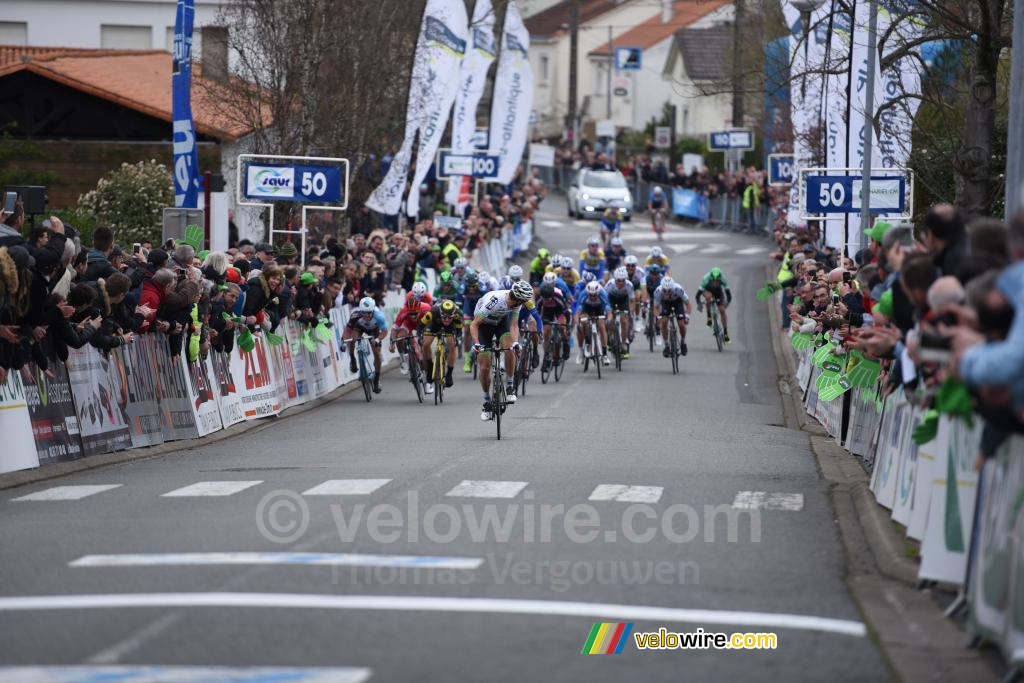 Laurent Pichon ziet dan in dat het peloton wel erg dichtbij is