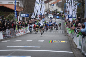 Laurent Pichon se rend compte que le peloton est très près (1028x)
