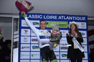 Laurent Pichon celebrates his victory with his daughter (3476x)