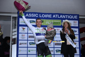 Laurent Pichon célèbre sa victoire avec sa fille (3912x)