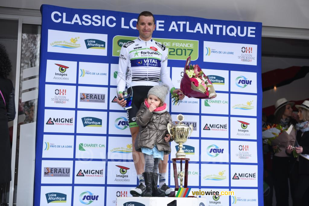 Laurent Pichon celebrates his victory with his daughter (2)