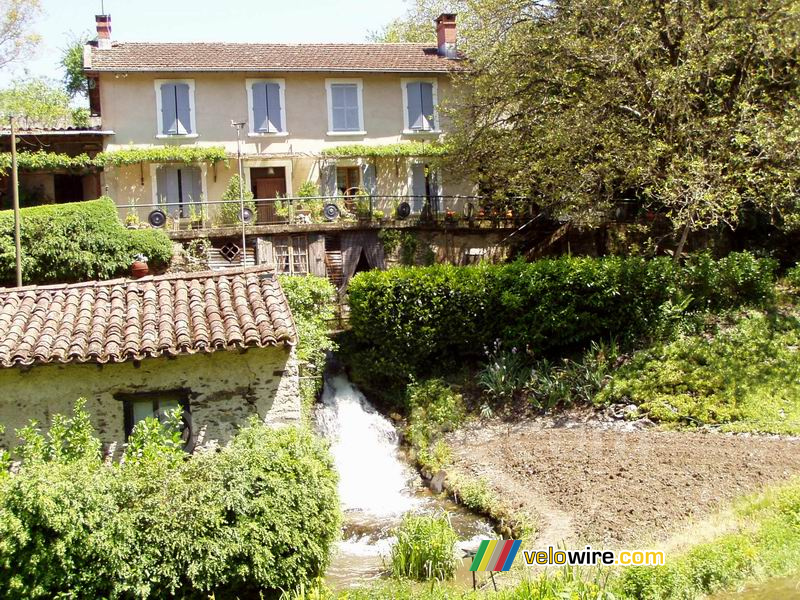 [Le Colombier] Nice house with a waterfall inside