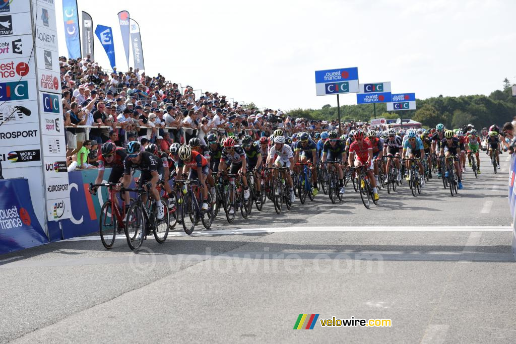 Eerste doorkomst over de finishlijn: peloton