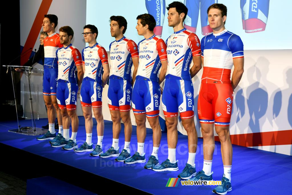 De renners presenteren het Groupama-FDJ tenue