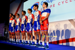 The riders present the Groupama-FDJ team kit (2) (969x)