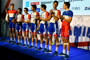 The riders present the Groupama-FDJ team kit (3) (605x)