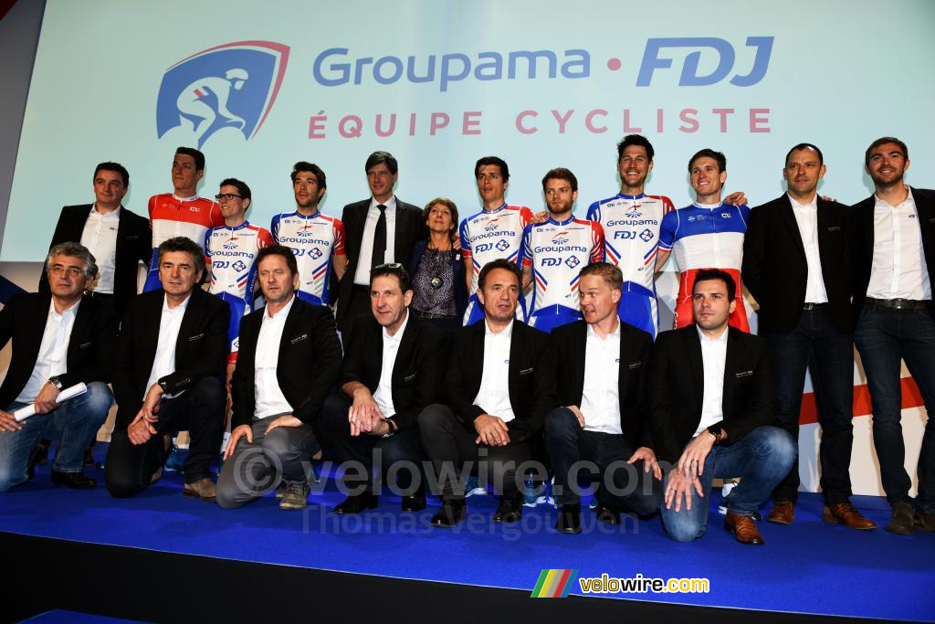 De herenploeg Groupama-FDJ en hun staff