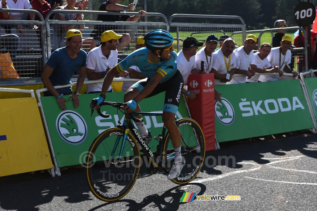 At 100 meters from the finish line, Omar Fraile checks whether he'll indeed win the stage!