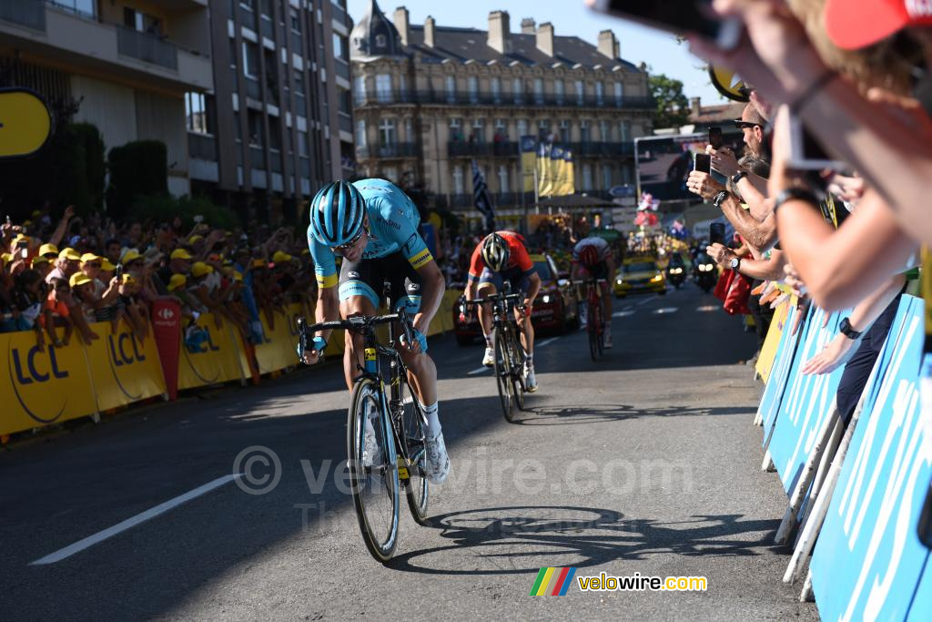 Magnus Cort Nielsen (Astana) wins the stage in Carcassonne ahead of Jon Izaguirre and Bauke Mollema