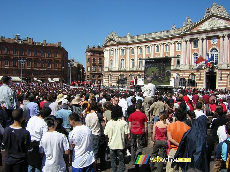Toulouse kijkt de rugbywedstrijd tegen de London Wasps op het Place du Capitole
