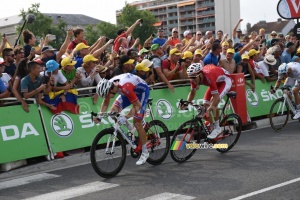 Arnaud Démare (Groupama-FDJ) prend la victoire au sprint à Pau devant Christophe Laporte (Cofidis) (848x)