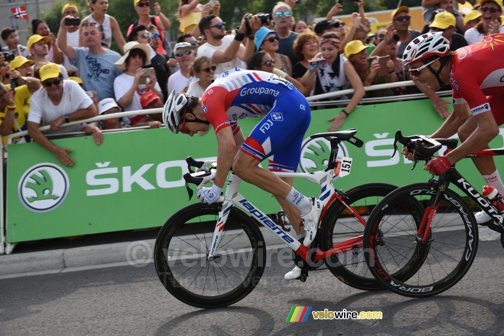 Arnaud Démare (Groupama-FDJ) wint de etappe in Pau