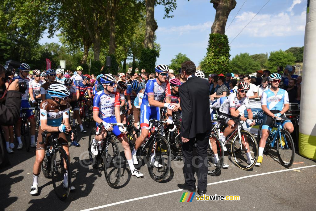 Anthony Roux (Groupama-FDJ) salué par Michel Callot, président de la FFC