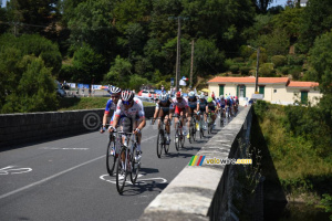 Le groupe de tête traverse la Sèvre Nantaise (590x)