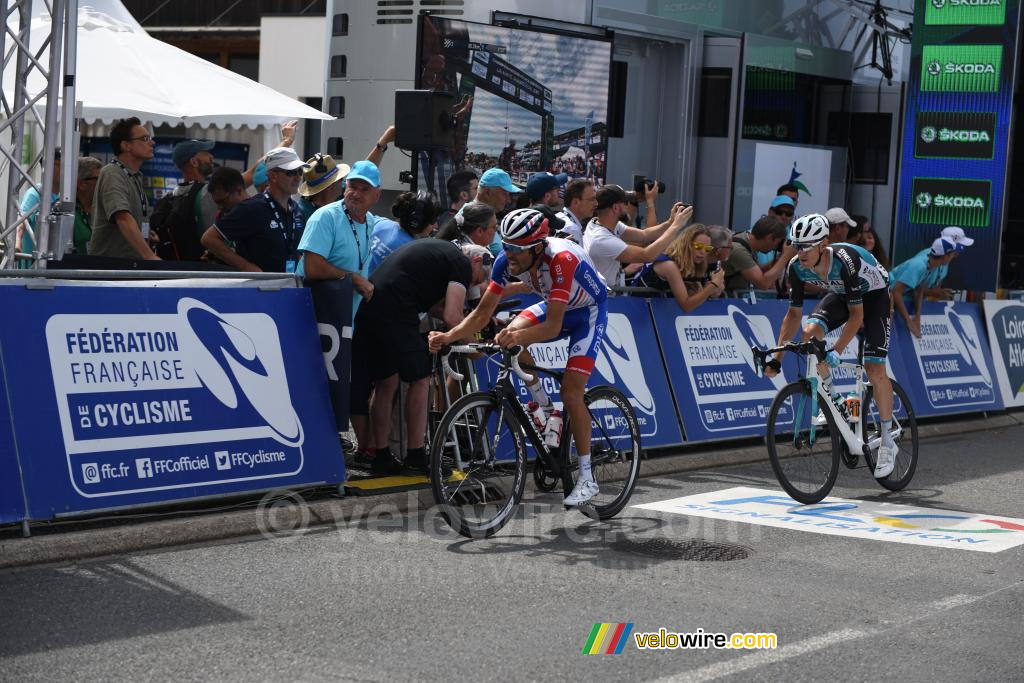 Thibaut Pinot (Groupama-FDJ) starts chasing the breakaway