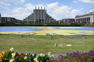 Brussels Expo with a big image of Eddy Merckx on the ground (485x)