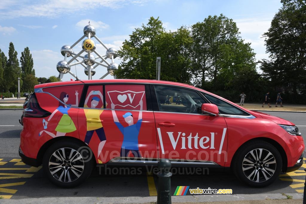 La voiture Vittel devant l'Atomium