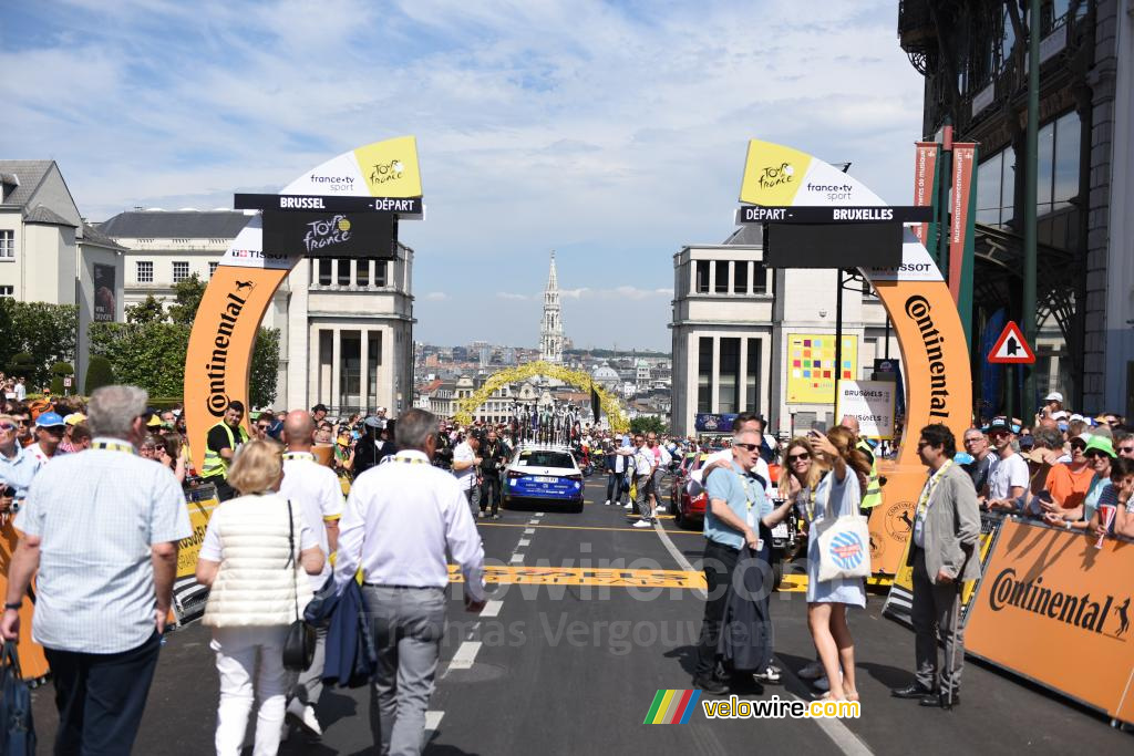 The start line in Brussels in front of an arch of yellow bikes