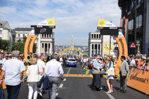 La ligne de départ à Bruxelles devant une arche de vélos jaunes (745x)
