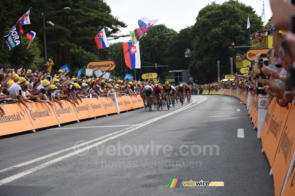 The sprint between Peter Sagan, Sonny Colbrelli & Mike Teunissen