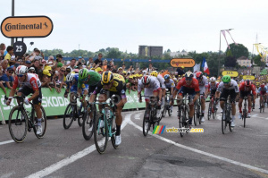 Dylan Groenewegen (Jumbo-Visma) on his way to a sprint victory (347x)