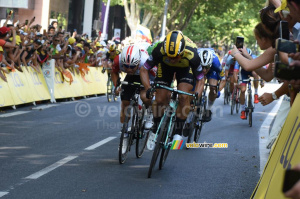 Caleb Ewan (Lotto Soudal) battra finalement Dylan Groenewegen (Jumbo-Visma) sur la ligne (347x)