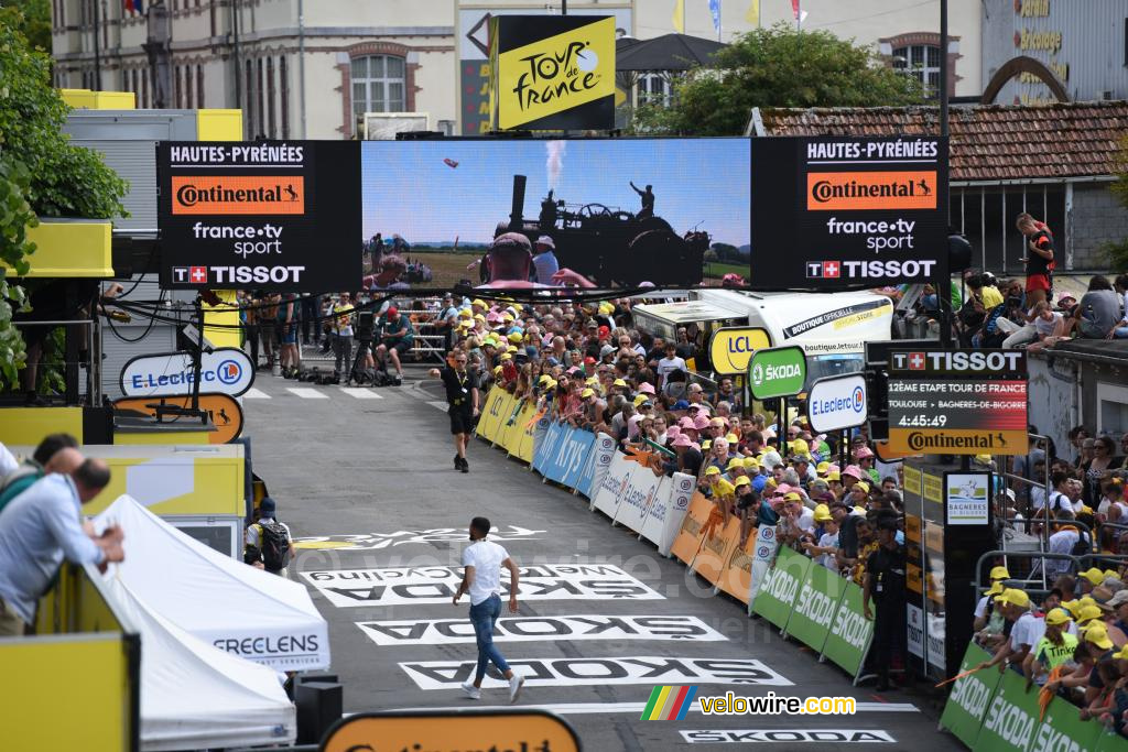 La ligne d'arrivée quelques minutes avant que les coureurs débarquent