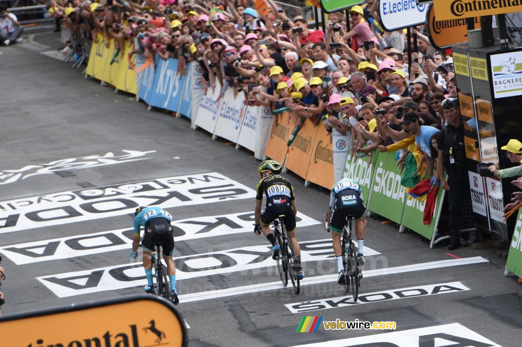 Simon Yates (Mitchelton-Scott) wins the stage