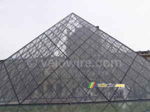 The pyramid of The Louvre (266x)