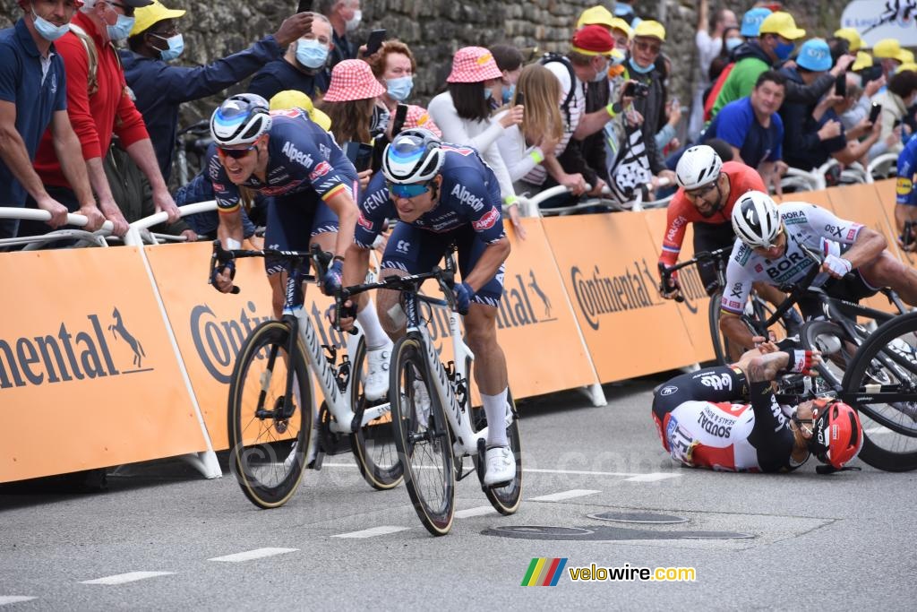 Tim Merlier (Alpecin-Fenix) wins the 3rd stage while Caleb Ewan and Peter Sagan crash