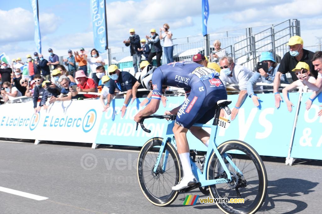Mathieu van der Poel (Alpecin-Fenix) op weg naar de overwinning in de 2de etappe in Mr-de-Bretagne (2)