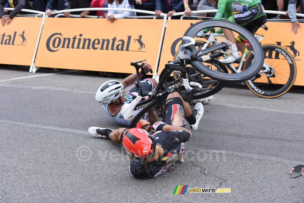 Chute de Caleb Ewan (Lotto Soudal) et Peter Sagan (Bora-Hansgrohe) (2)