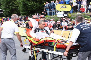 Caleb Ewan (Lotto Soudal) est évacué par le service médical (646x)