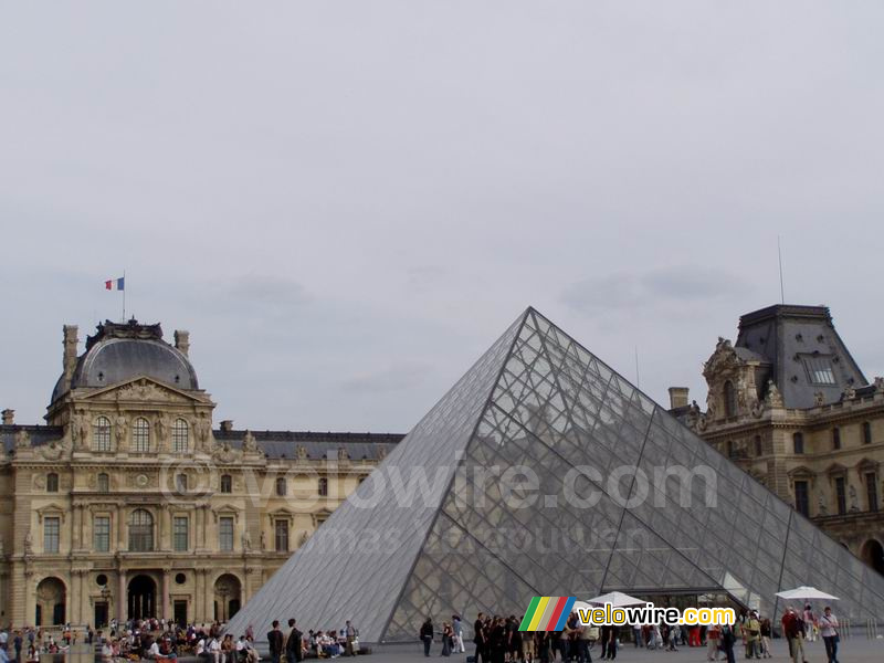 De pyramide van het Louvre