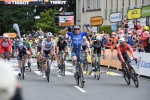 Mark Cavendish (Deceuninck – Quick-Step) remporte l'étape à Fougères (207x)