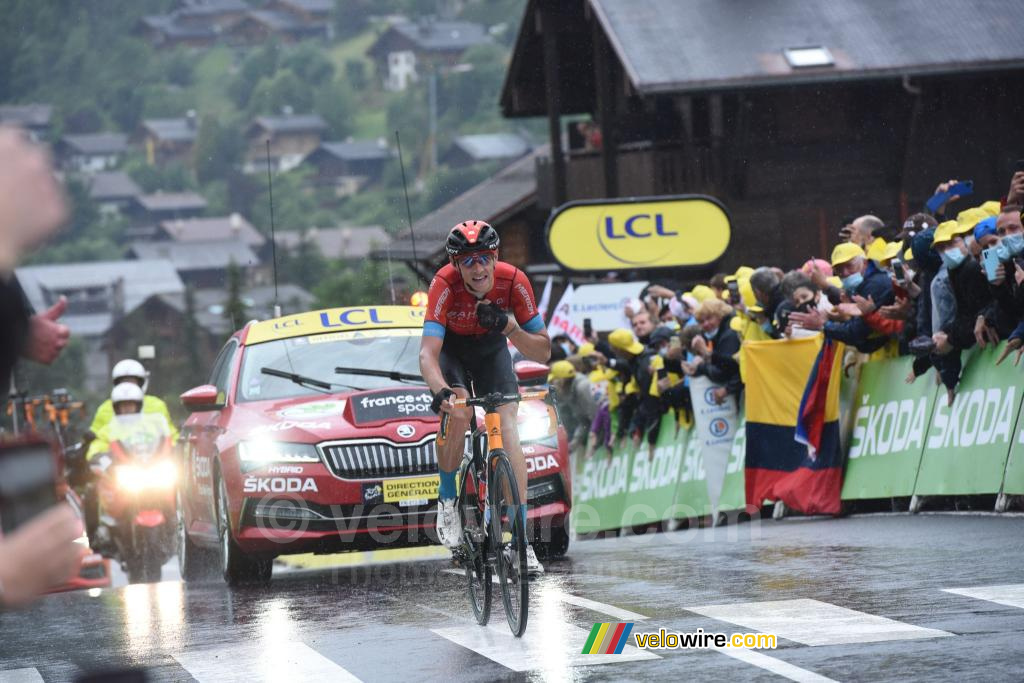 Dylan Teuns (Bahrain Victorious) wint de etappe in Le Grand Bornand