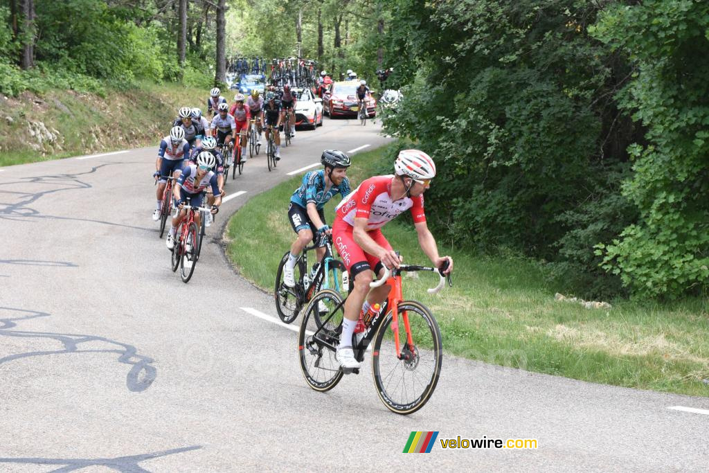 De kopgroep in de eerste klim van de Mont Ventoux