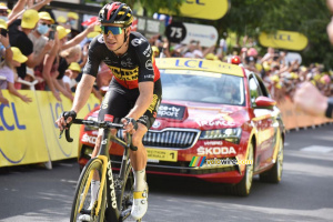 Wout van Aert (Jumbo-Visma) wins the stage in Malaucène (205x)