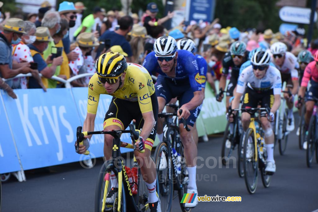 Tadej Pogacar (UAE Team Emirates) in yellow in Nîmes