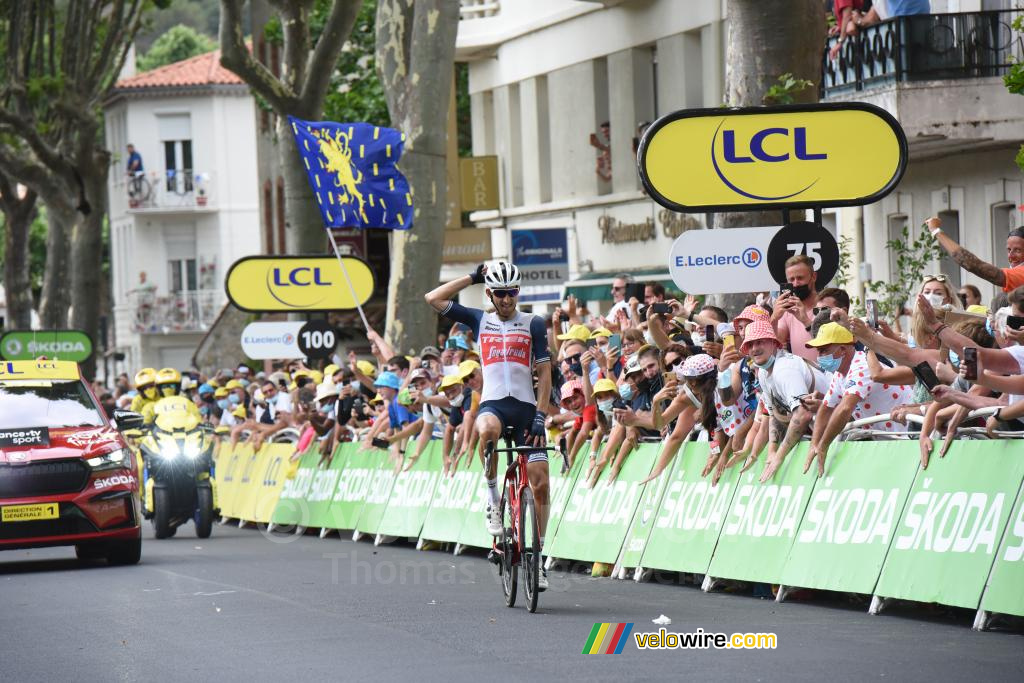 Bauke Mollema (Trek-Segafredo) celebrates his victory from far in Quillan