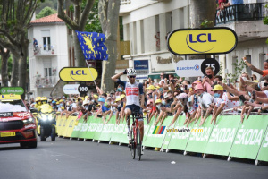 Bauke Mollema (Trek-Segafredo) celebrates his victory from far in Quillan (216x)