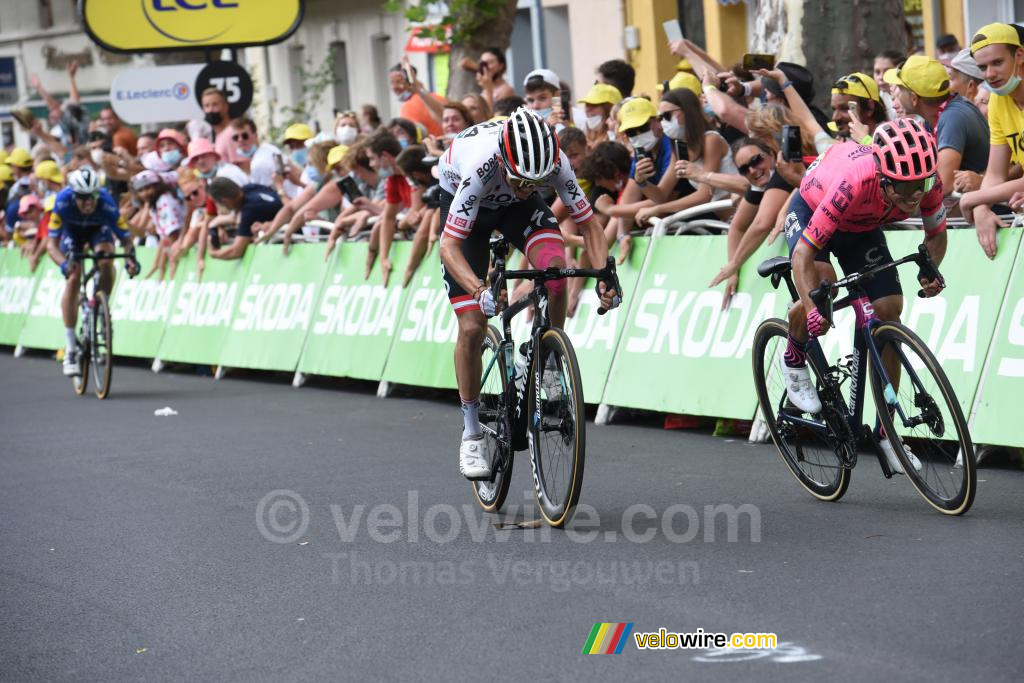 Patrick Konrad (Bora-Hansgrohe) et Sergio Higuita (EF Education First-Nippo) sprinten voor de 2de plek