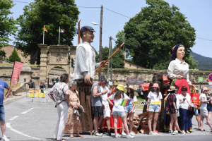 Les géants devant le Fort de Mont Louis (157x)