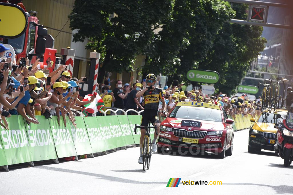 Sepp Kuss (Jumbo-Visma) célèbre sa victoire de loin en Andorre