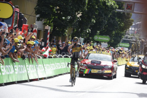Sepp Kuss (Jumbo-Visma) célèbre sa victoire de loin en Andorre (714x)