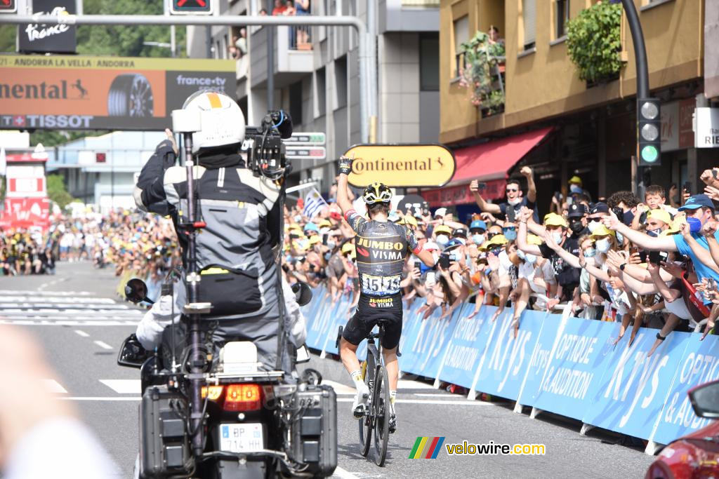 Sepp Kuss (Jumbo-Visma) wint de etappe in Andorra